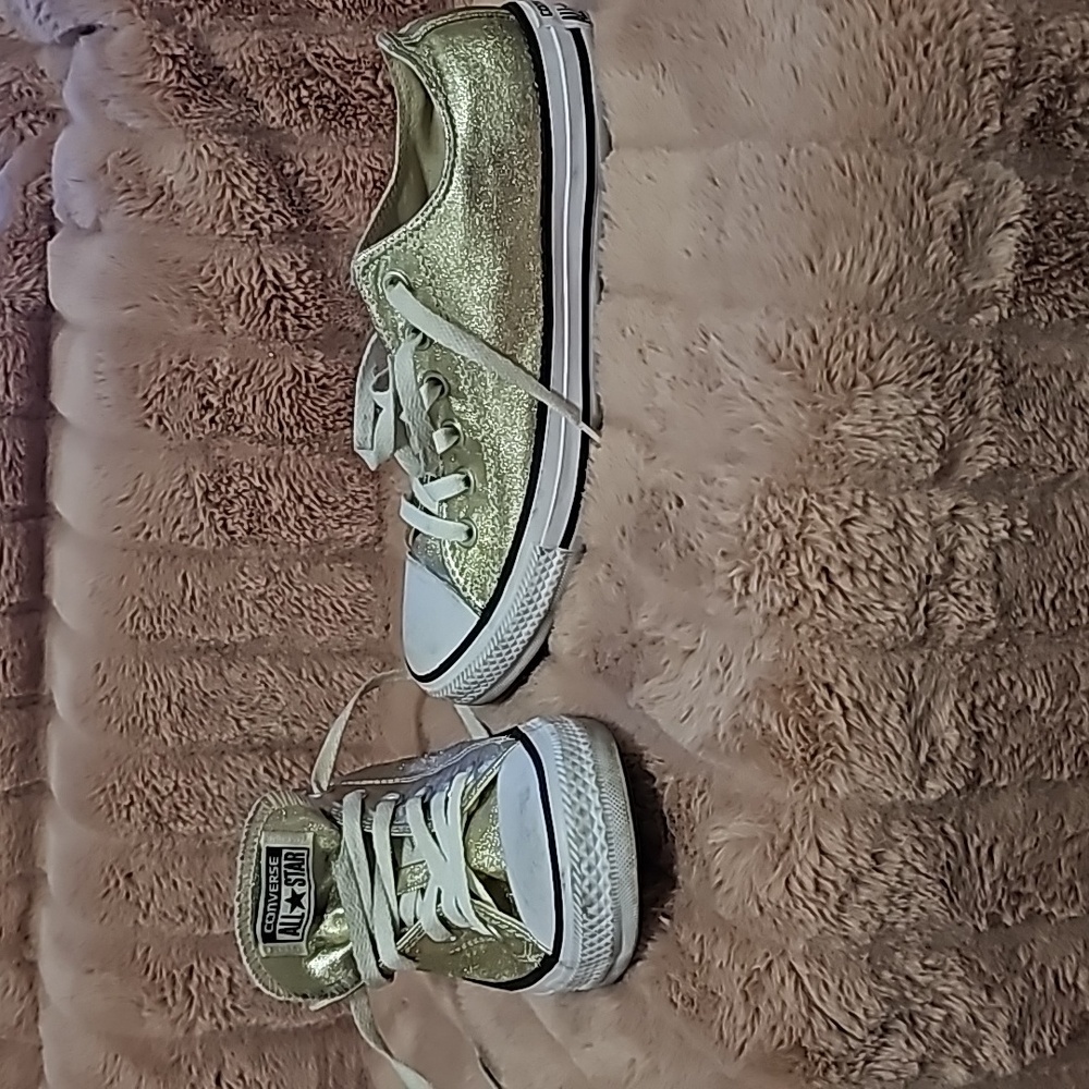 Tennis shoes